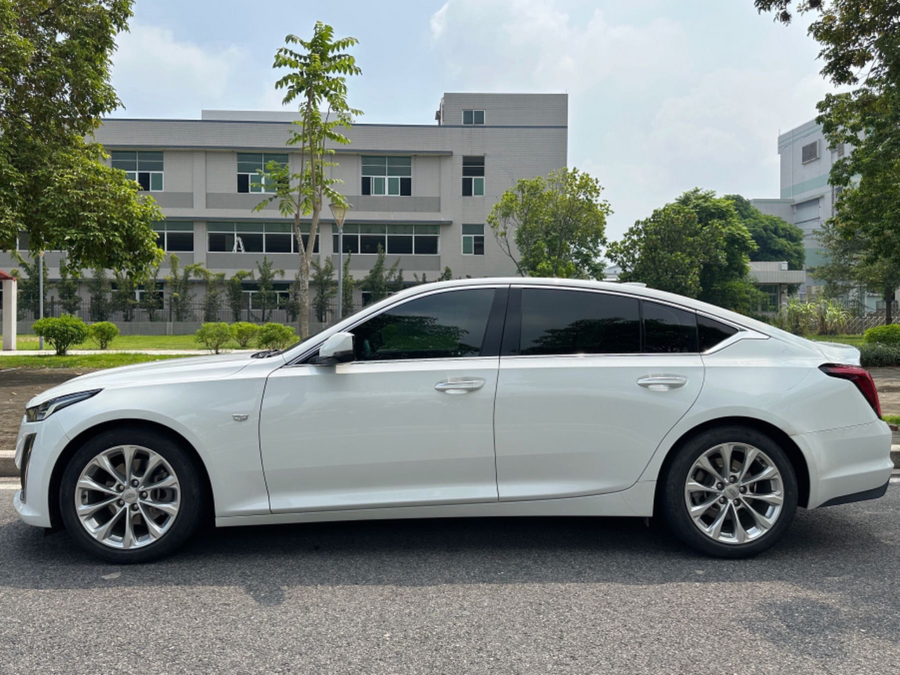 CT5 2022 28T Luxury Standard photo 4