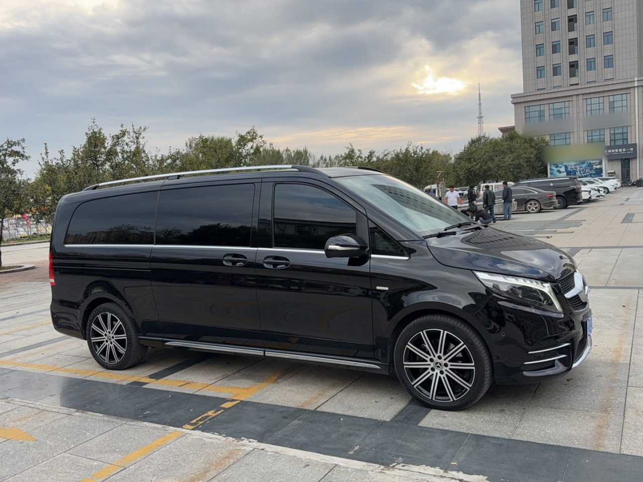 V-Class 2022 V 260 L Long Wheelbase Luxury photo 4