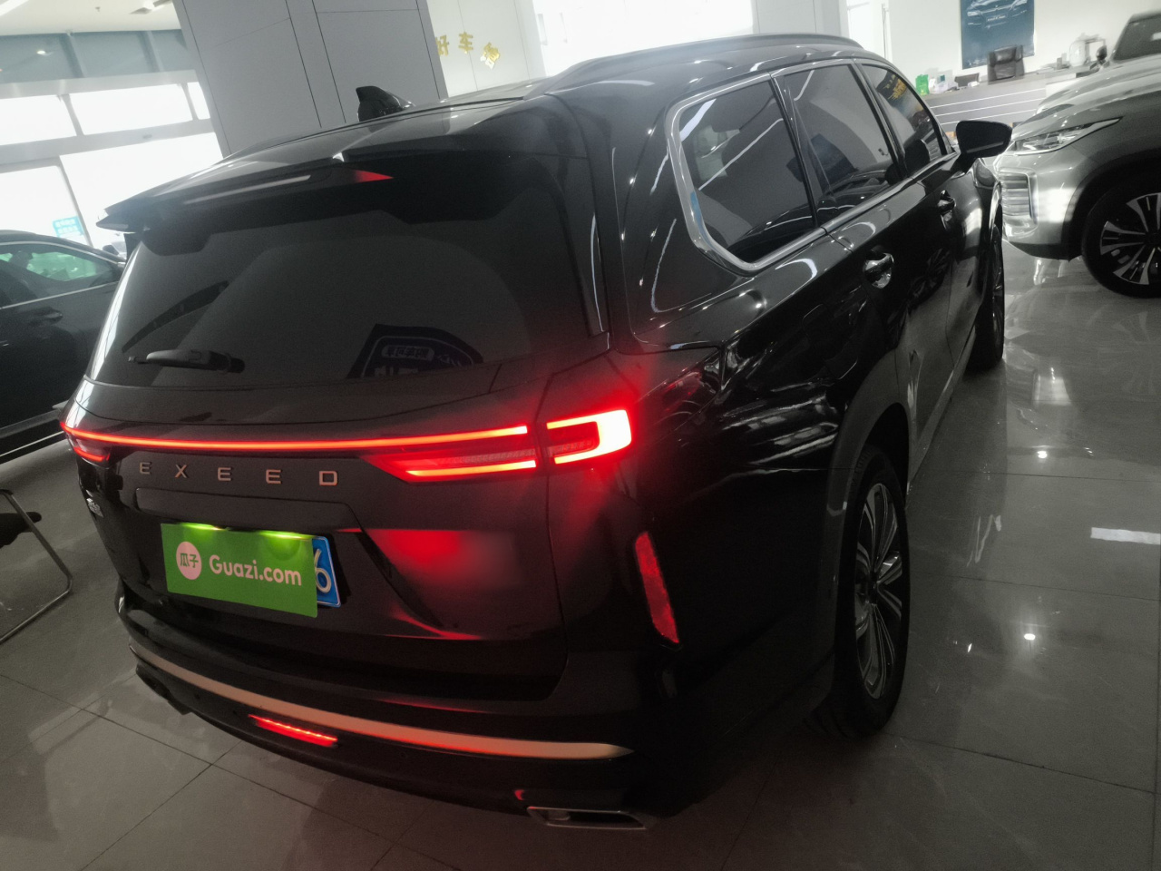 2023 400T AWD 6-Seater photo 2