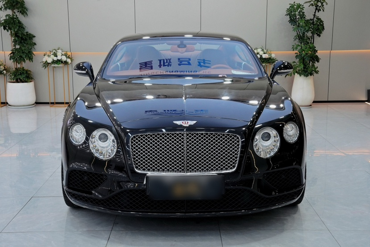 2017 4.0T GT V8 Standard photo 2