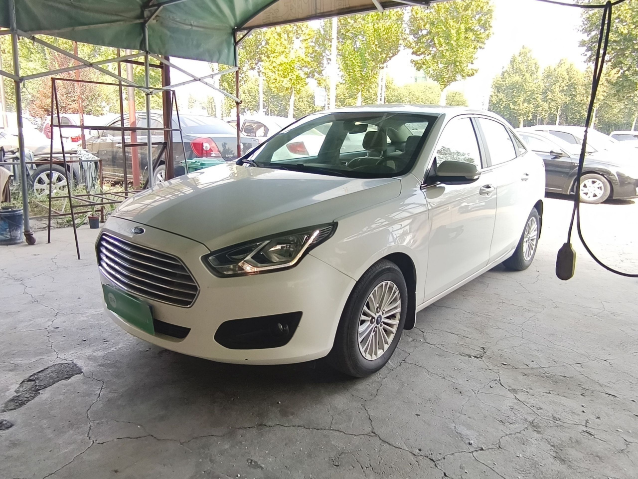 Escort 2015 1.5L MT Comfort