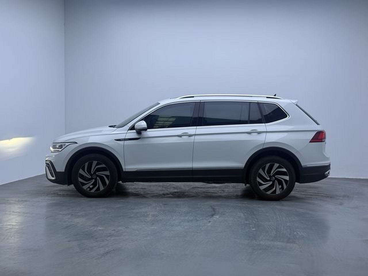 Tiguan L 2024 300TSI AT RWD Smart photo 4
