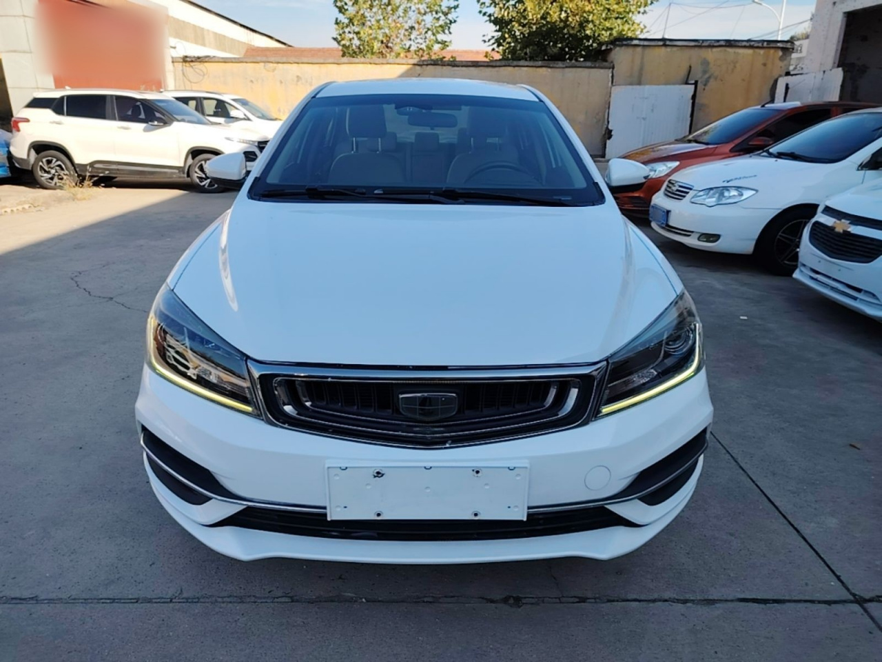Emgrand 2018 1.5L MT Luxury photo 2