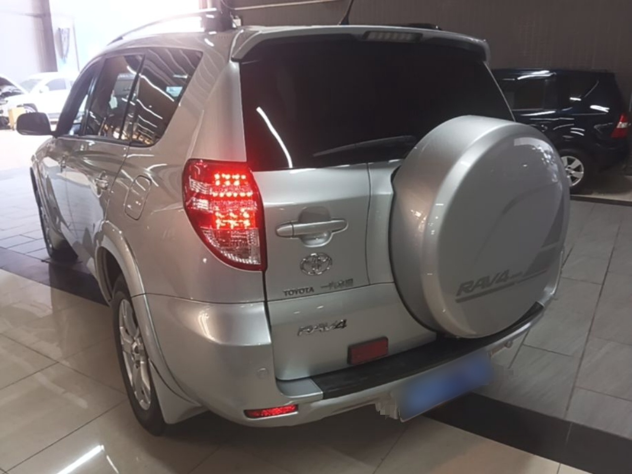 RAV4 2011 2.4L AT AWD Luxury photo 4
