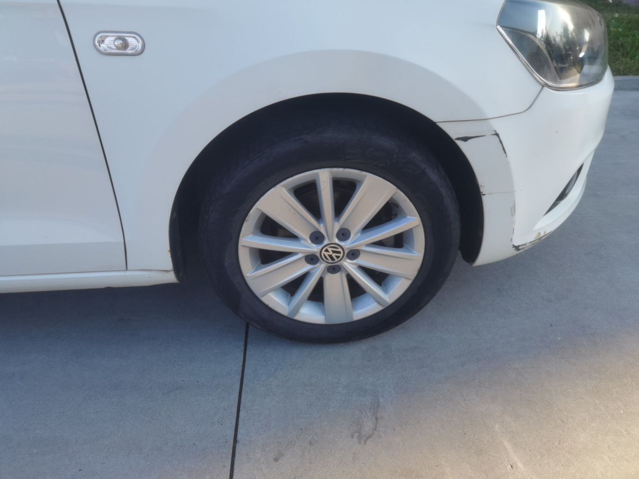 2015 1.6L AT Comfort photo 2