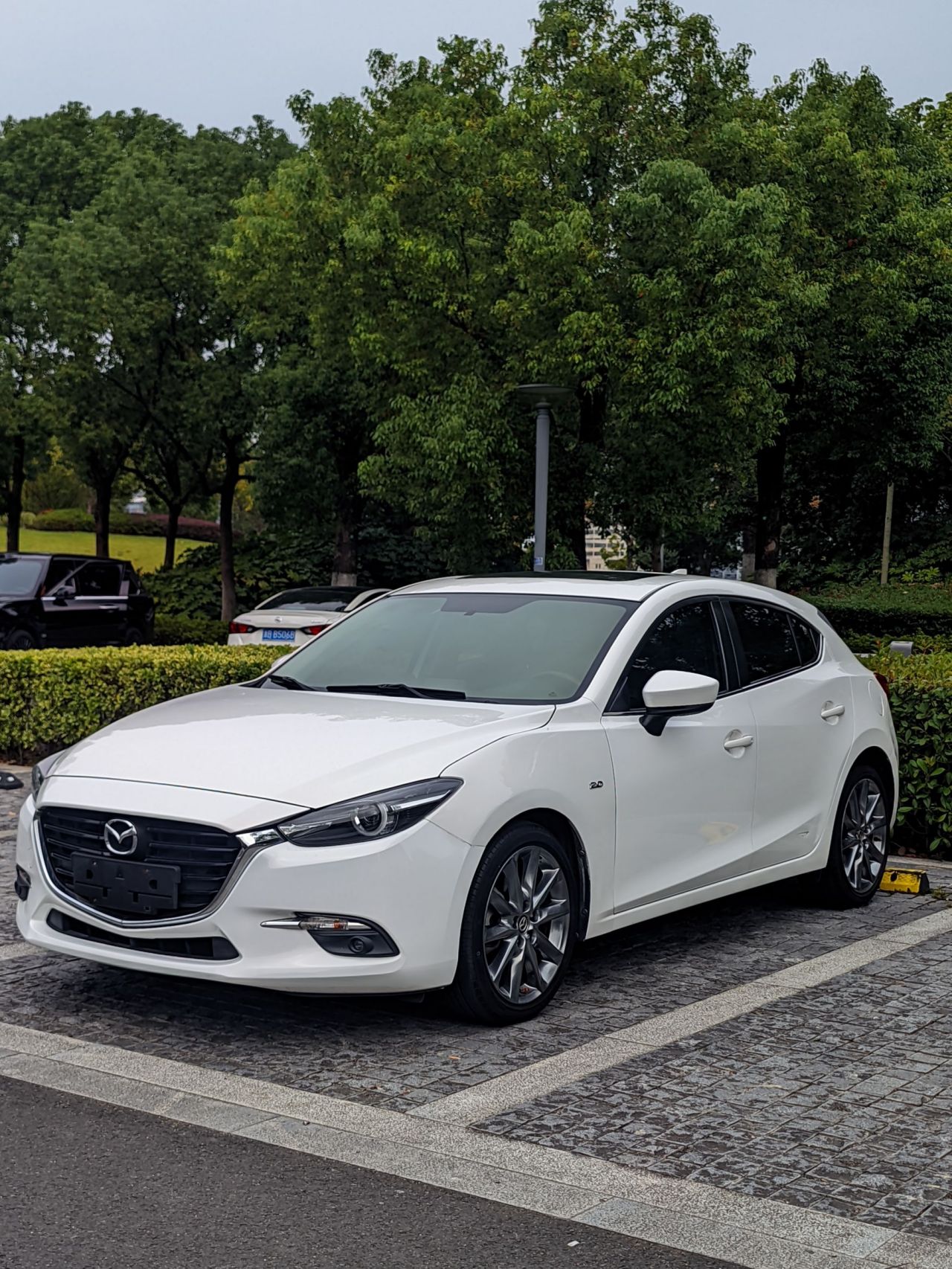 3 Axela 2017 Hatchback 2.0L AT Luxury China VI