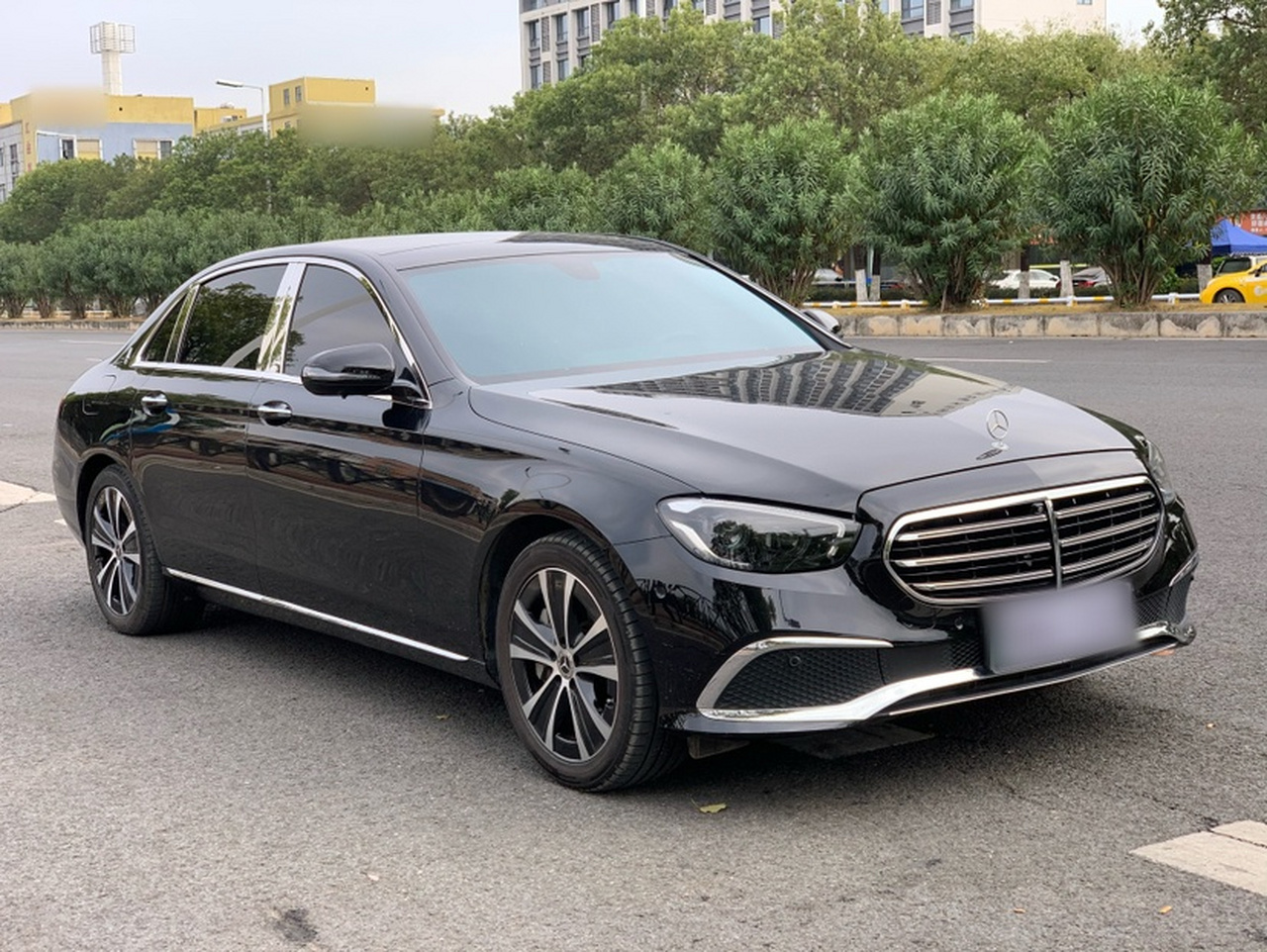 E-Class EV 2023 E 350 e L PHEV photo 3
