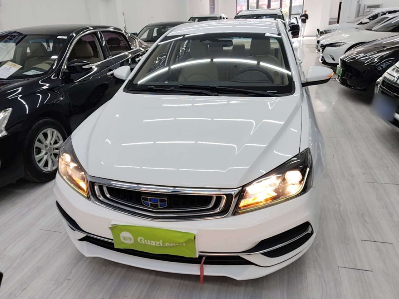 Emgrand 2018 1.5L CVT Luxury photo 2