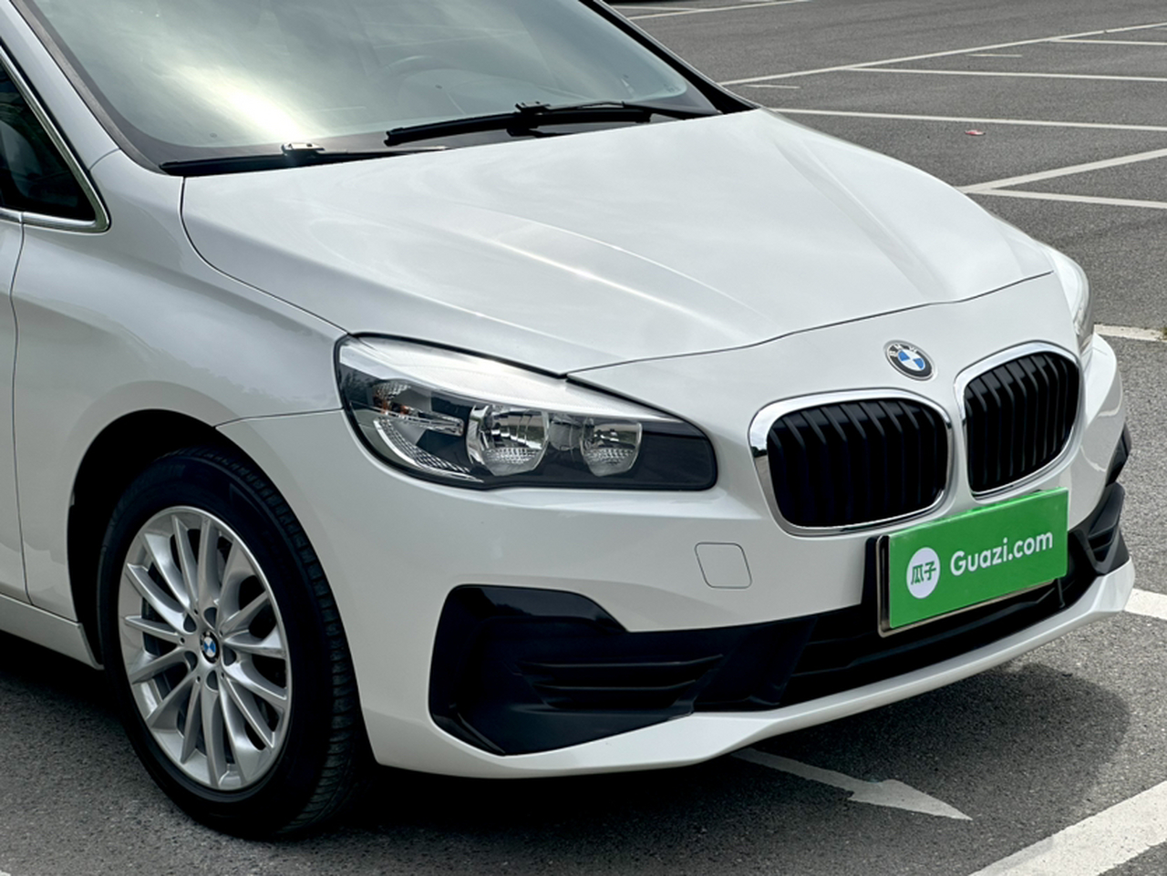 2 Series Wagon 2019 220i Leading photo 3
