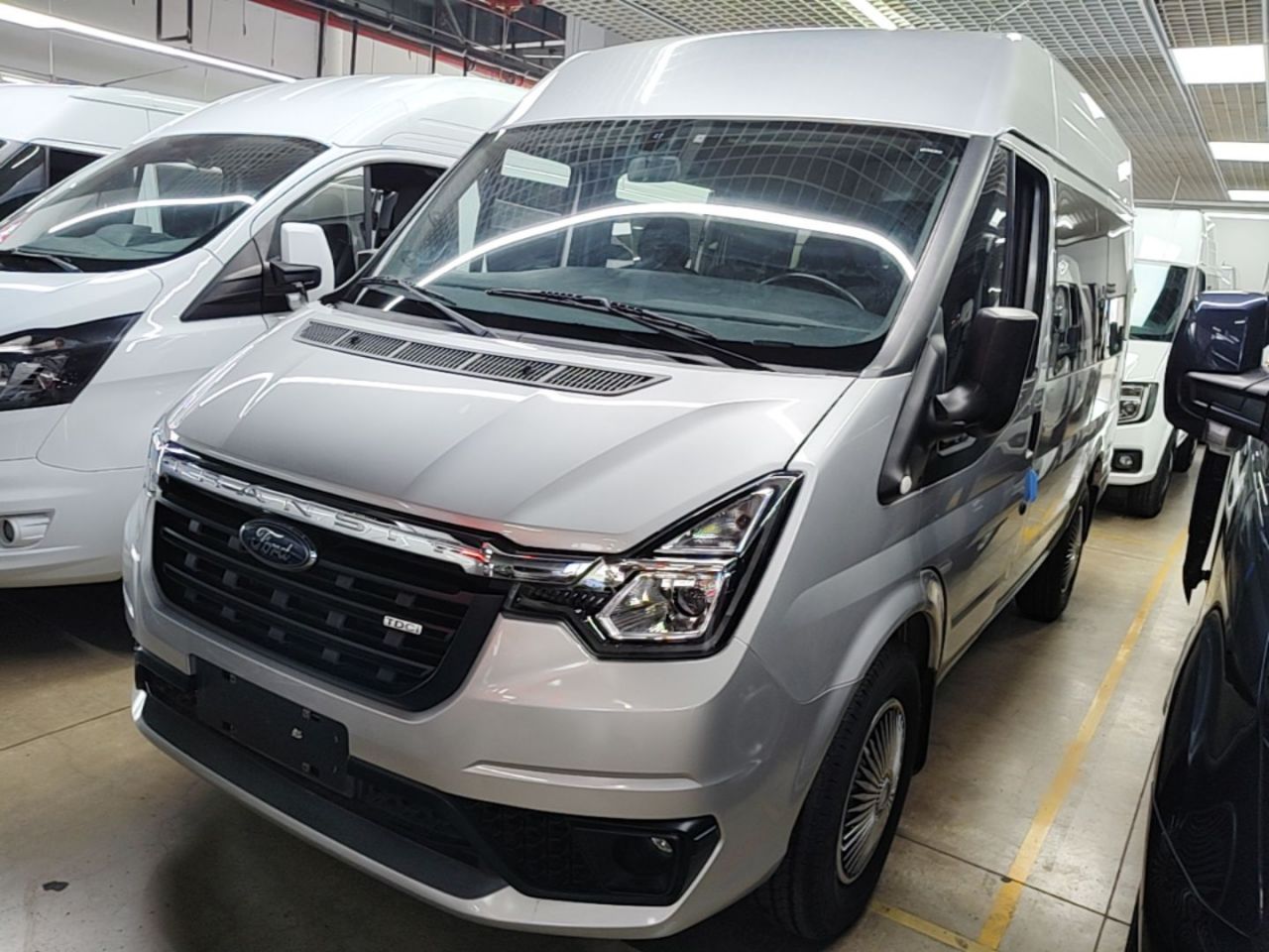 Transit 2021 2.2T AT Pro Short Wheelbase 6-Seater China VI