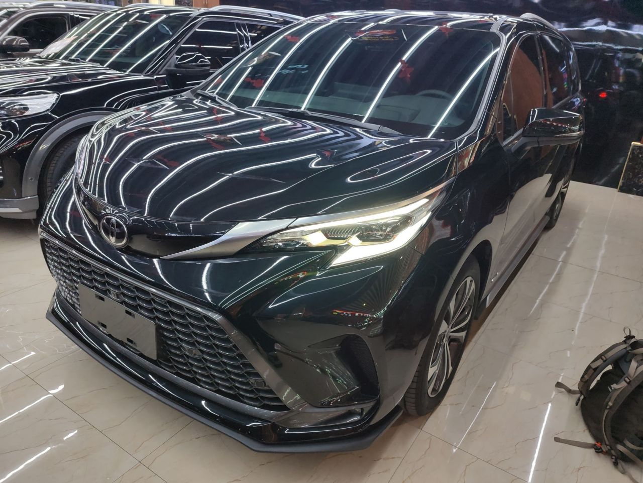 Granvia 2024 2.5L Hybrid Premium PLUS