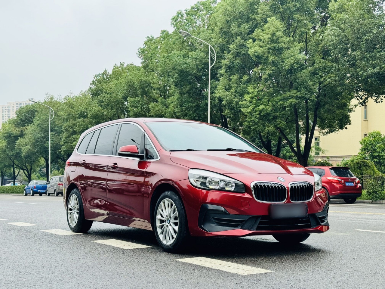 2 Series Wagon 2018 220i Leading photo 3