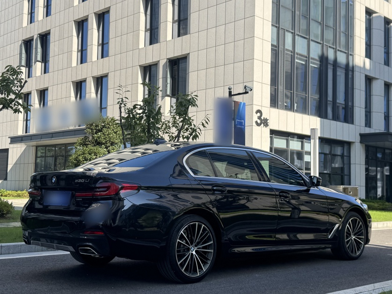 5 Series 2021 530Li Leading M Sport Package photo 3