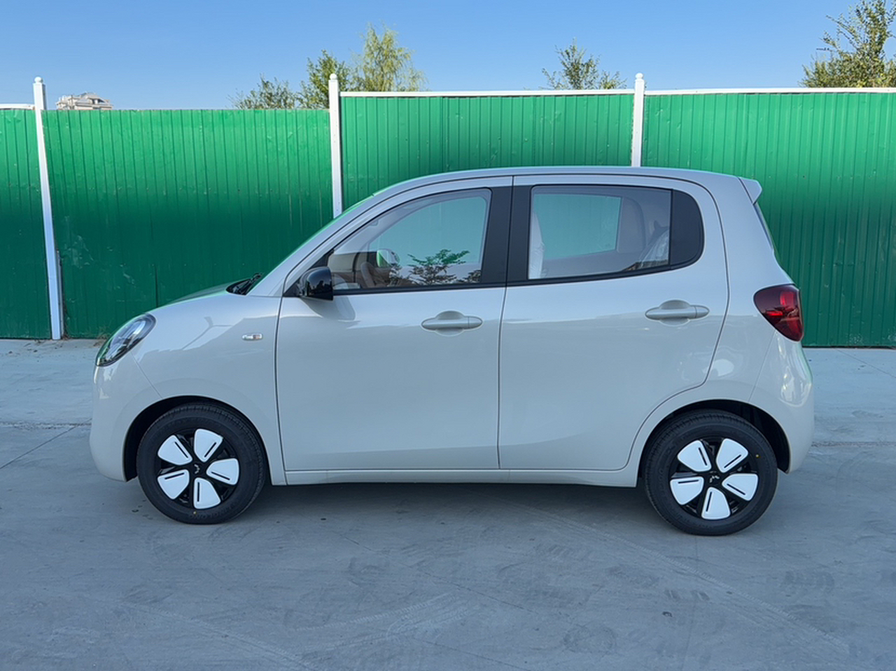 Hongguang MINIEV 2025 4th Gen 4-Door Advanced photo 3
