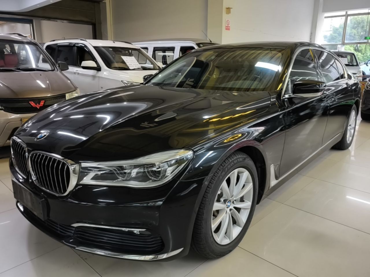 7 Series 2016 730Li Leading