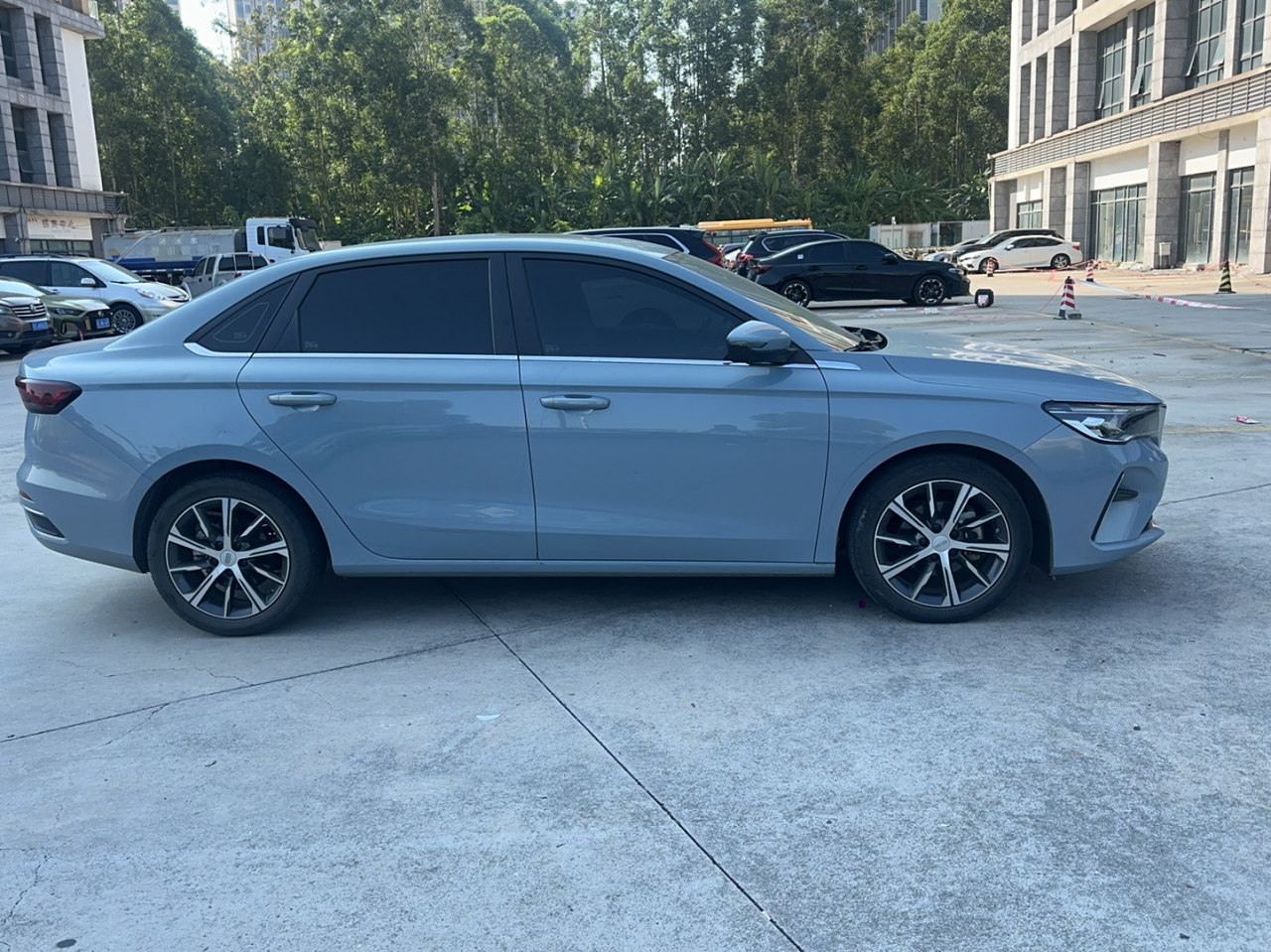 Emgrand 2023 4 Champion 1.5L CVT Premium photo 4