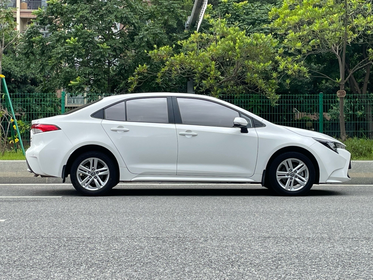 Levin 2022 185T CVT Luxury photo 4
