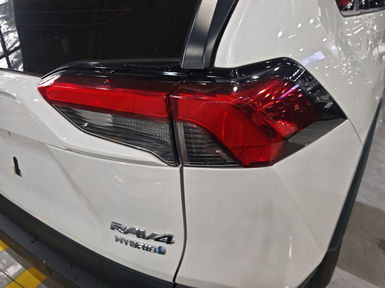 RAV4 2020 Hybrid 2.5L E-CVT AWD Elite PLUS photo 4