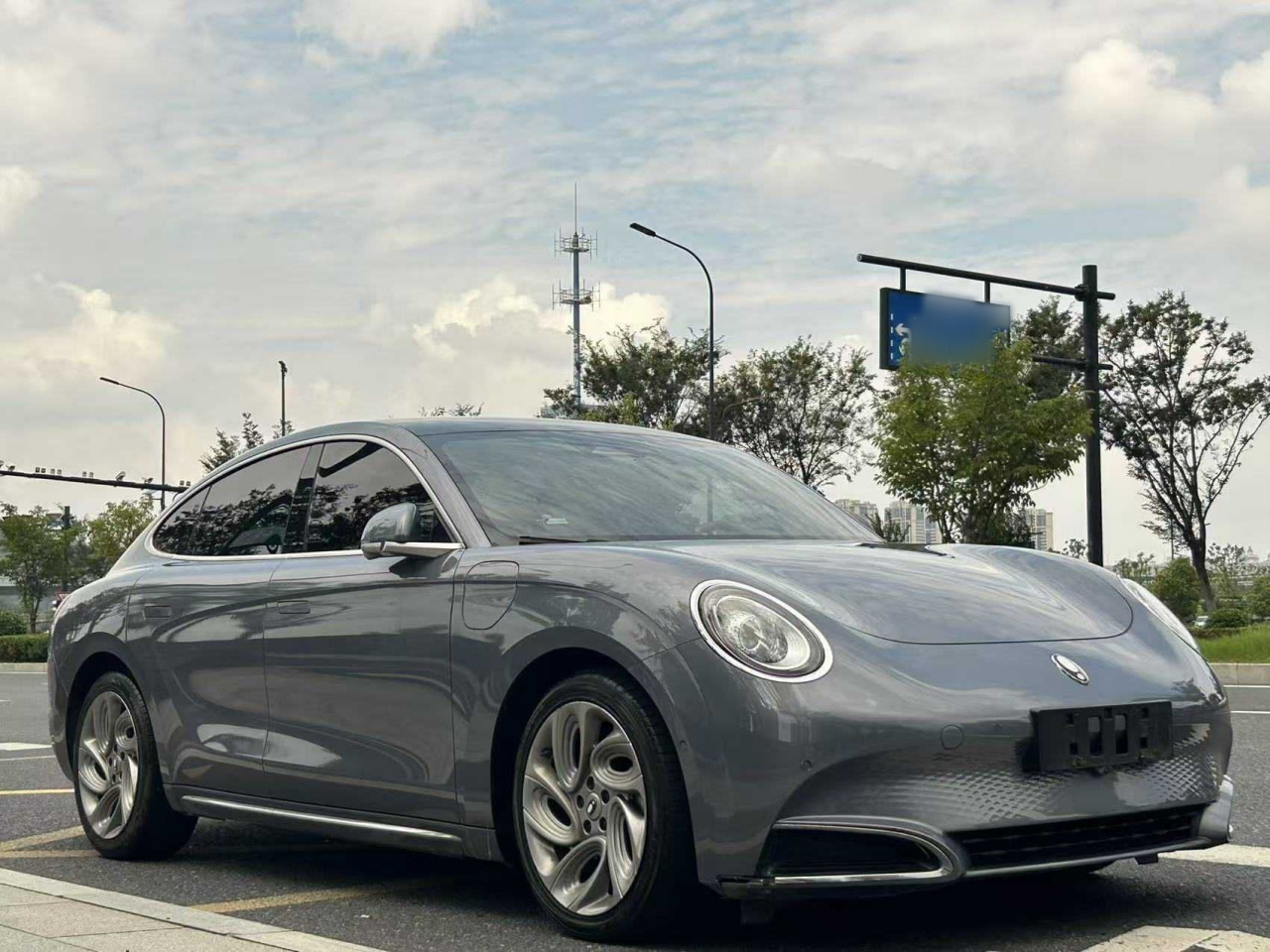 2022 555km Premium photo 3