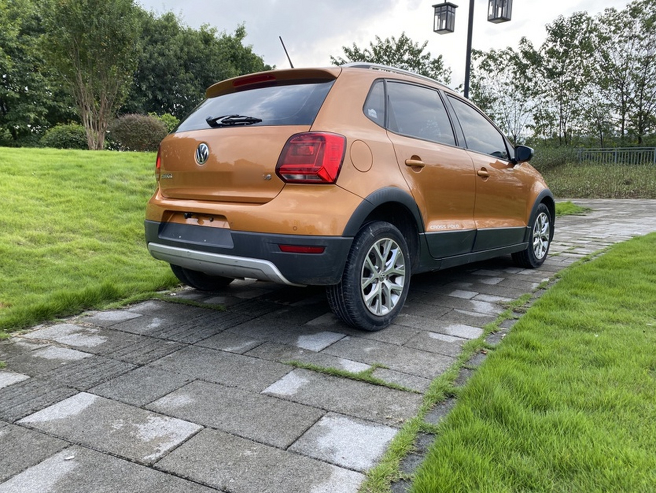2014 1.6L Cross Polo AT photo 3