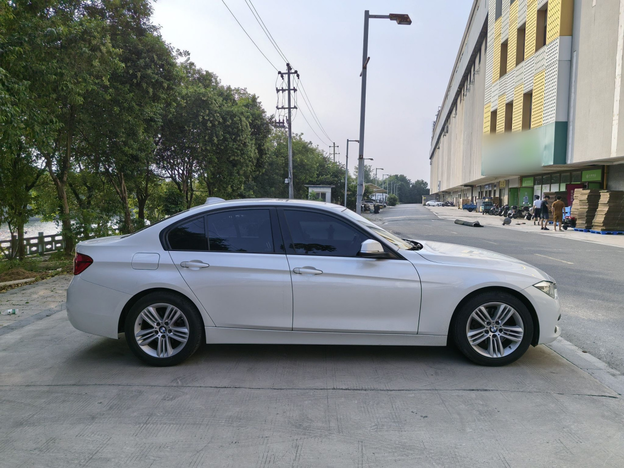 3 Series 2018 318i photo 4