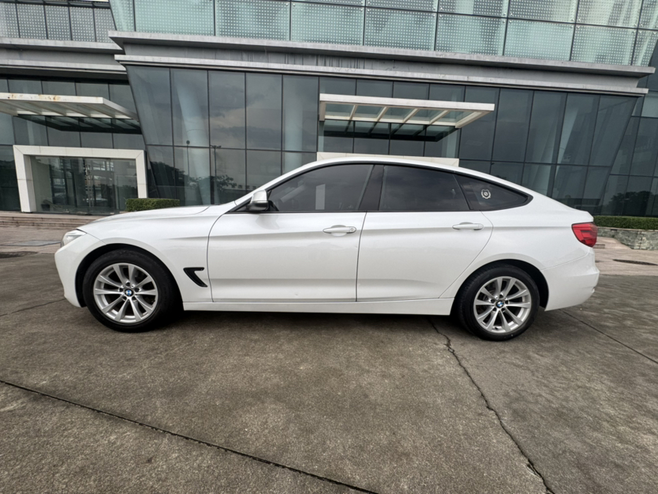 3 SeriesGT 2014 320i Leading photo 4