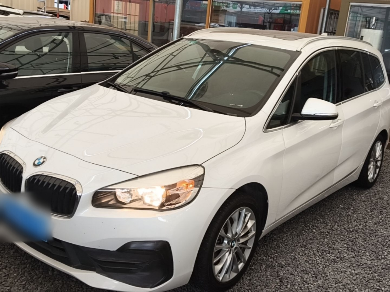 2 Series Wagon 2019 220i Leading