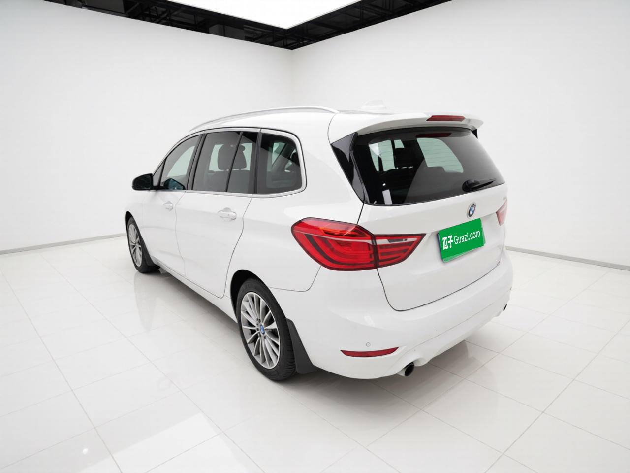 2 Series Wagon 2019 220i Leading photo 4