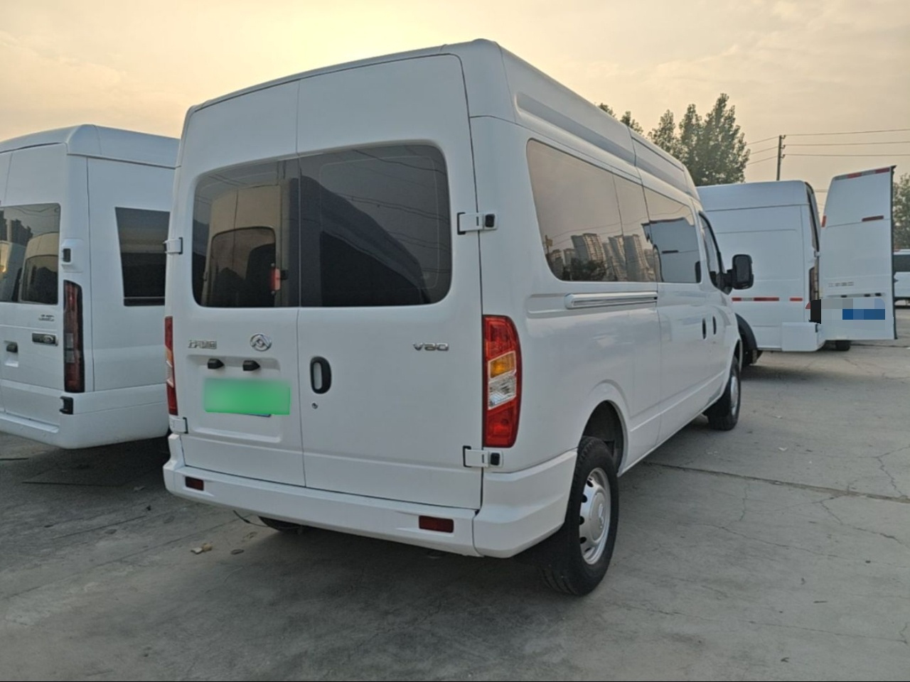 MAXUS V80 2019 2.5T Classic 6 MT Long Wheelbase 7-Seater photo 4