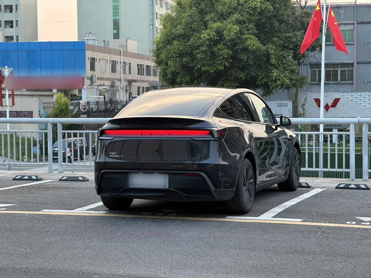 Model Y 2025 RWD photo 2