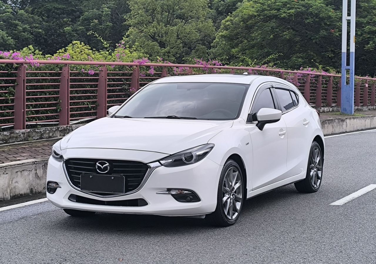 3 Axela 2017 Hatchback 2.0L AT Luxury China VI photo 2