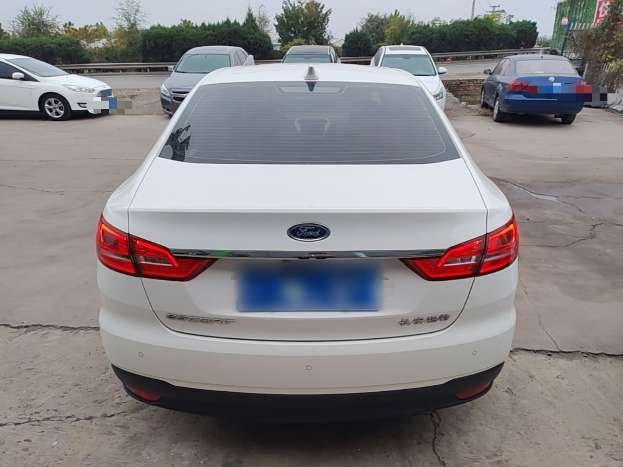 Escort 2019 1.5L MT photo 5