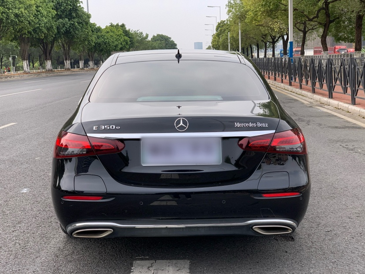 E-Class EV 2023 E 350 e L PHEV photo 4