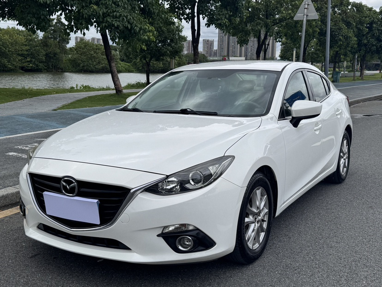 3 Axela 2014 Sedan 1.5L AT Comfort