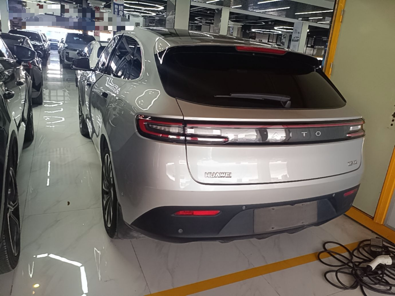 HIMA AITO M5 2022 EREV AWD photo 4