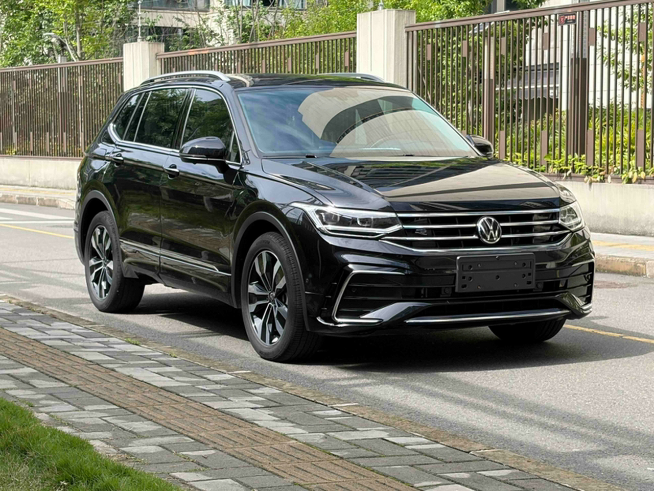 Tiguan L 2024 330TSI AT RWD R-Line photo 2