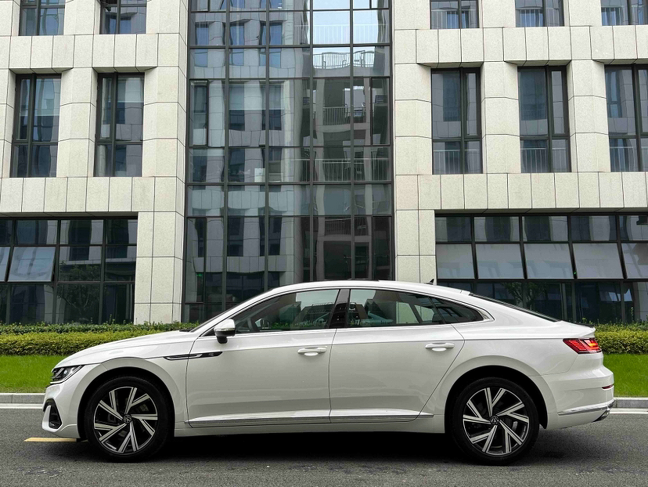FAW-Volkswagen CC 2021 330TSI photo 2