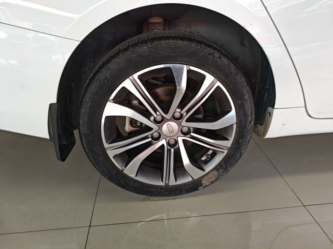 Emgrand GL 2019 1.4T CVT Premium Smart photo 4