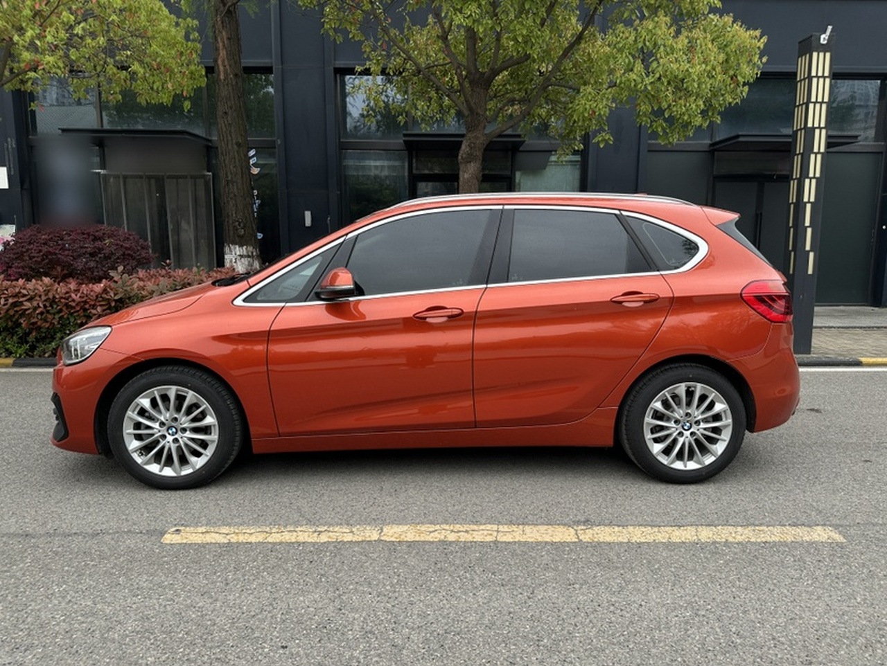 2 Series Wagon 2019 218i Leading photo 2