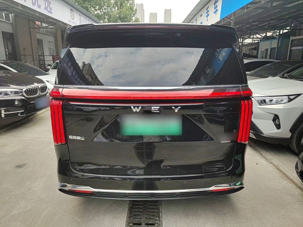 2023 AWD Executive Extended photo 5