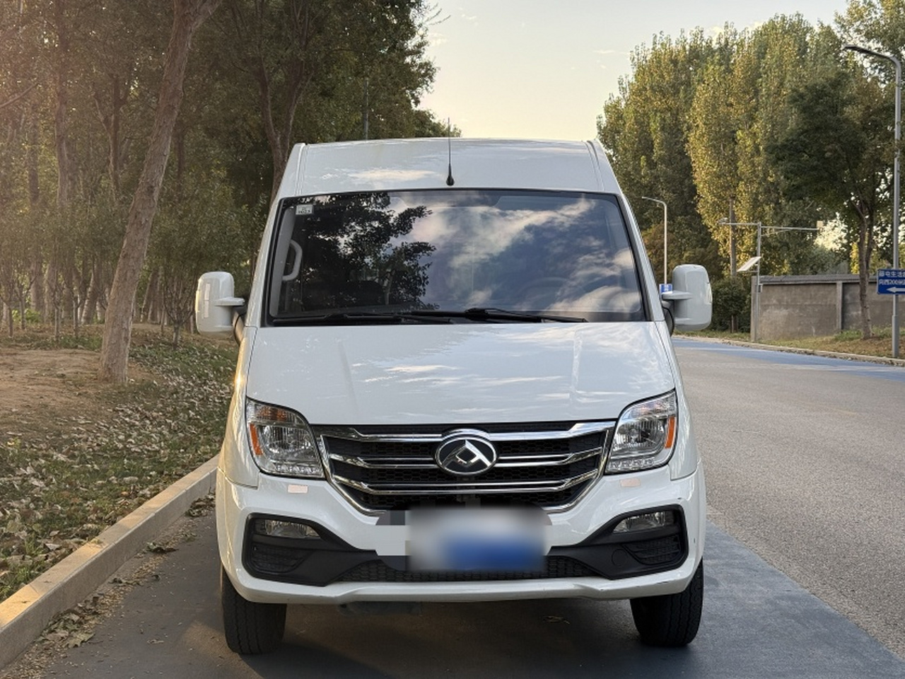 MAXUS V80 2021 2.0T PLUS AMT Short Wheelbase 5/6/7/8/9-Seater photo 2