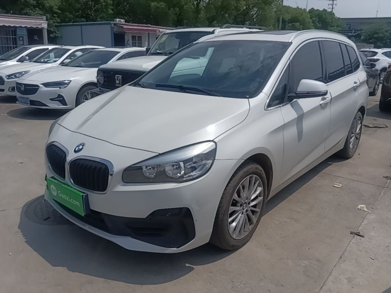 2 Series Wagon 2019 220i Leading