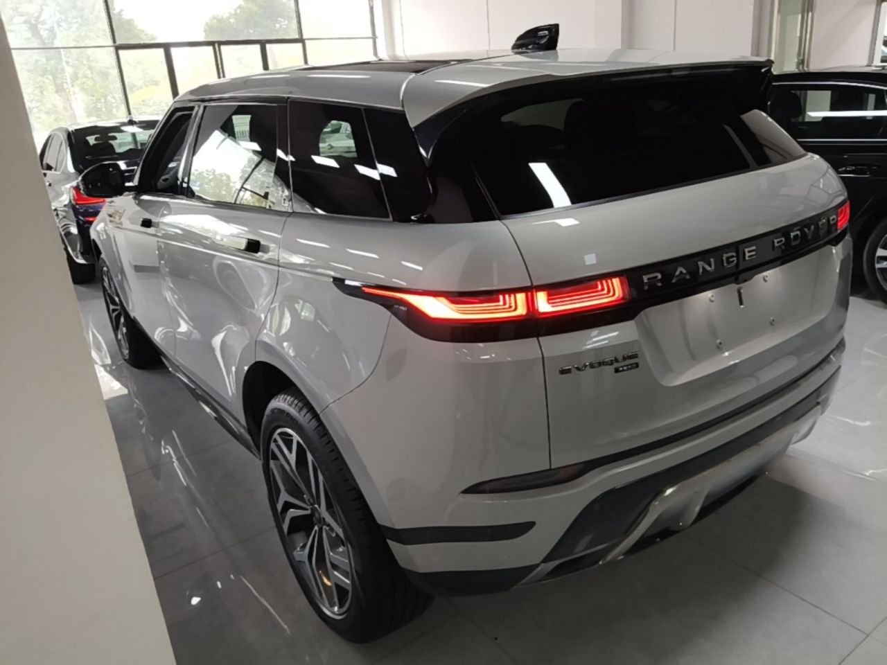 Range Rover Evoque 2023 Evoque L 249PS Luxury photo 4