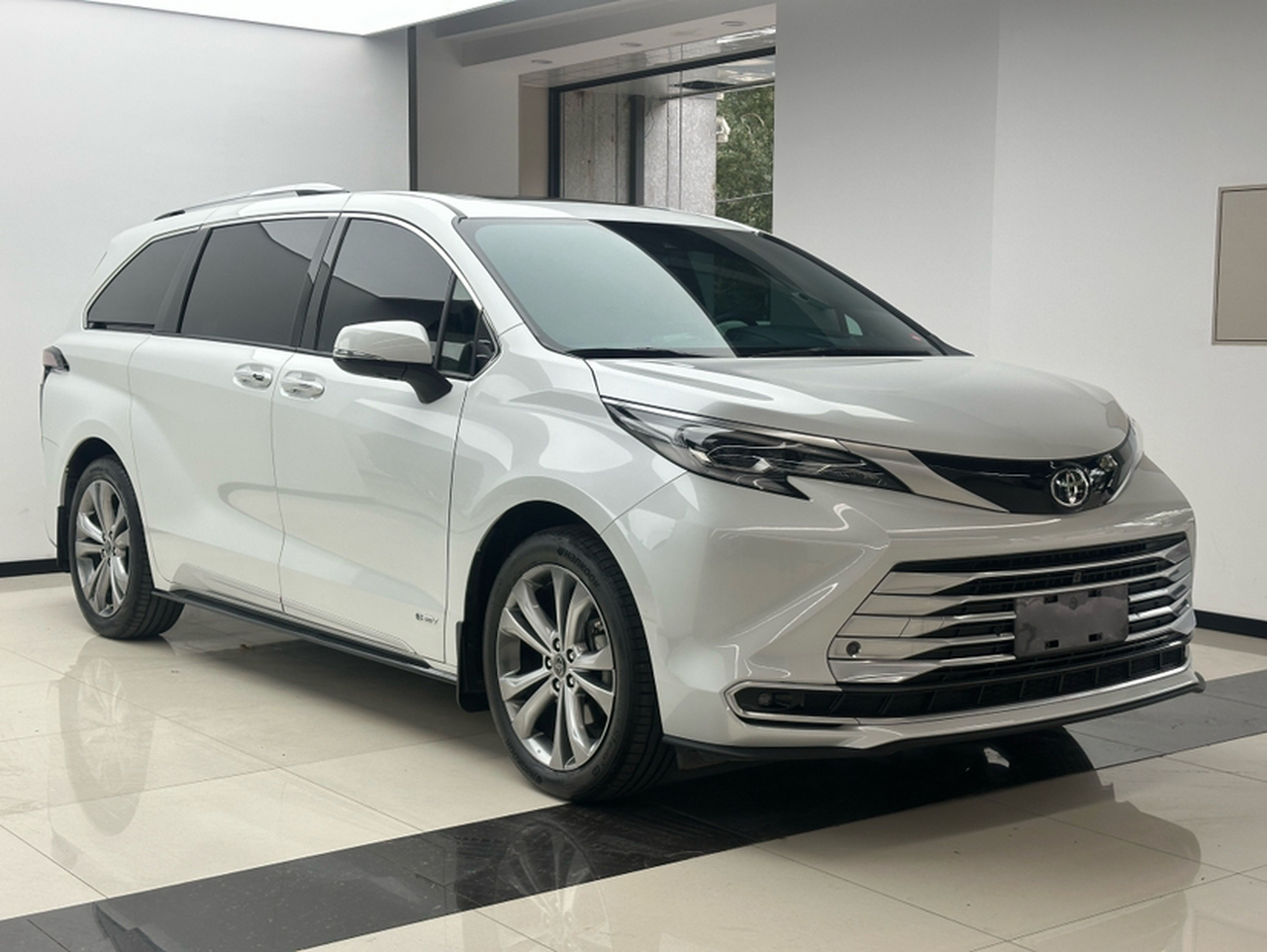 Sienna 2024 2.5L Hybrid Platinum photo 2