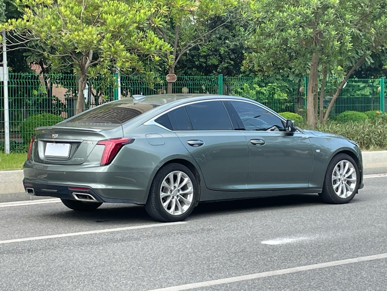 CT5 2023 28T Luxury Standard photo 3
