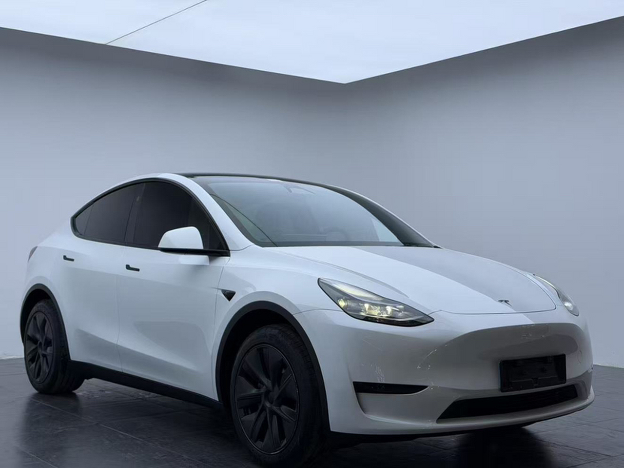 Model Y 2024 RWD photo 2