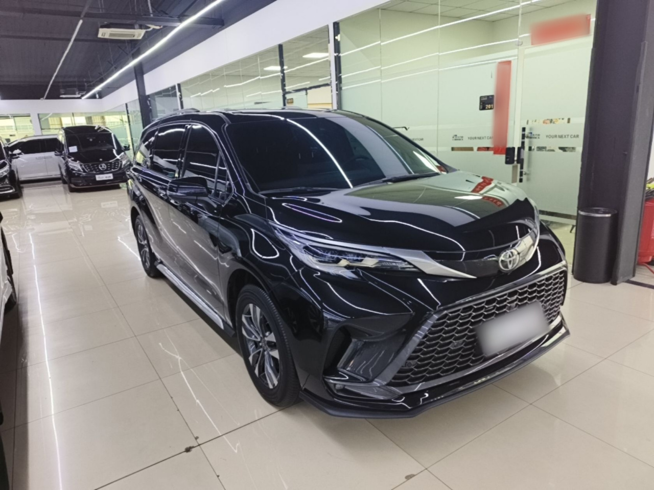 Granvia 2026 2.5L Hybrid MAX AWD photo 3