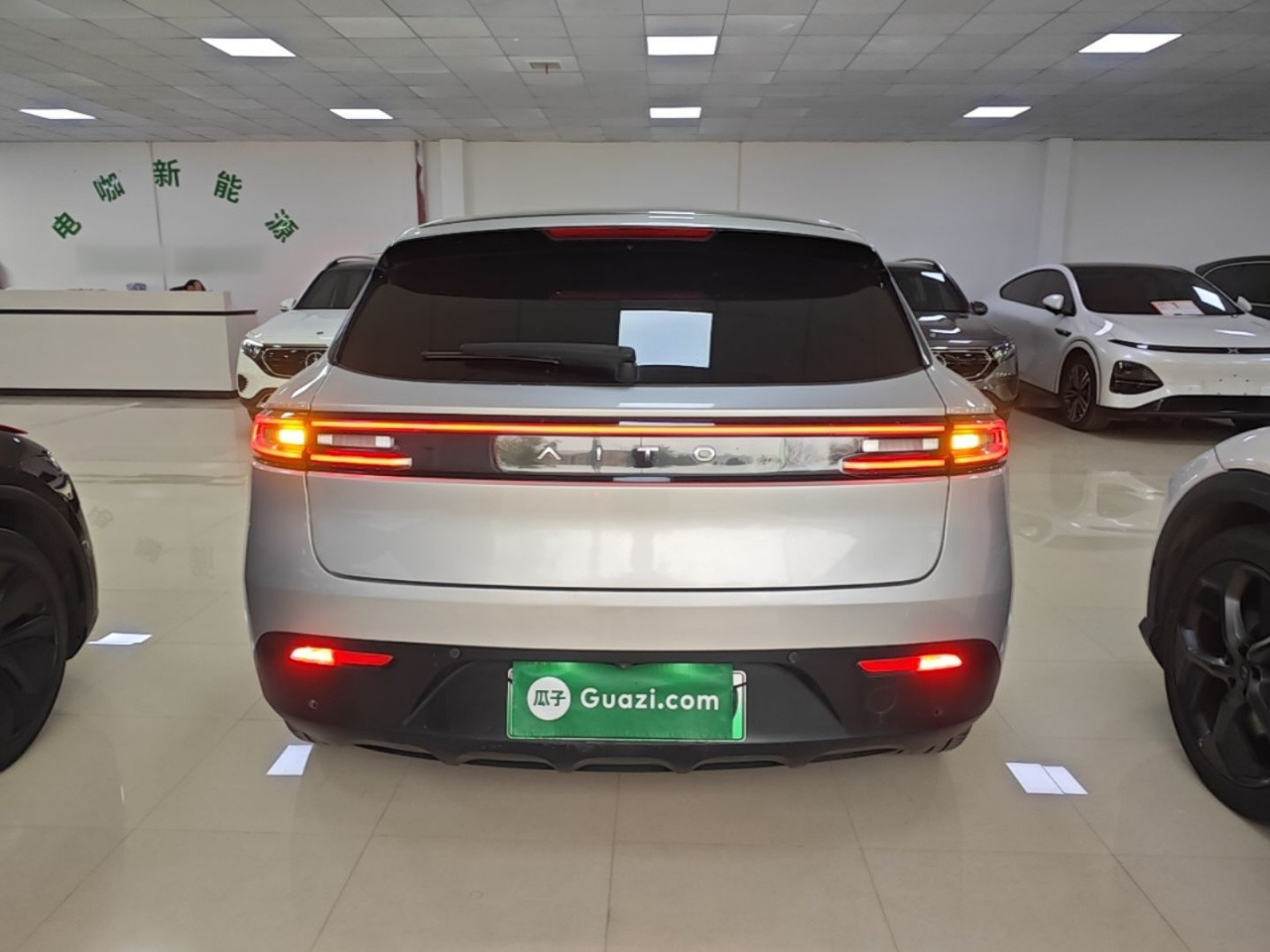 HIMA AITO M5 2022 EREV AWD photo 3