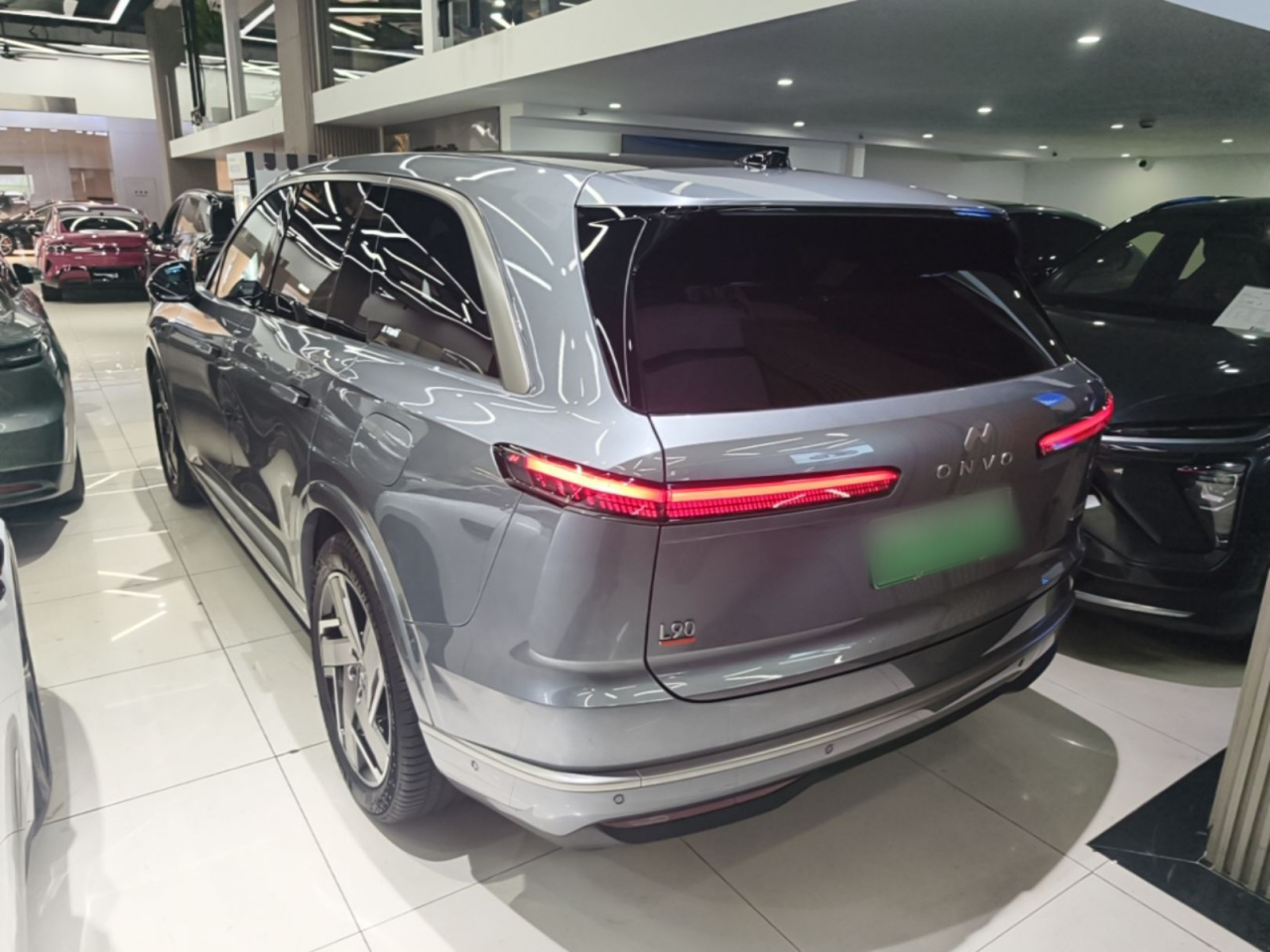 L90 2025 Ultra 6-Seater 60 photo 2