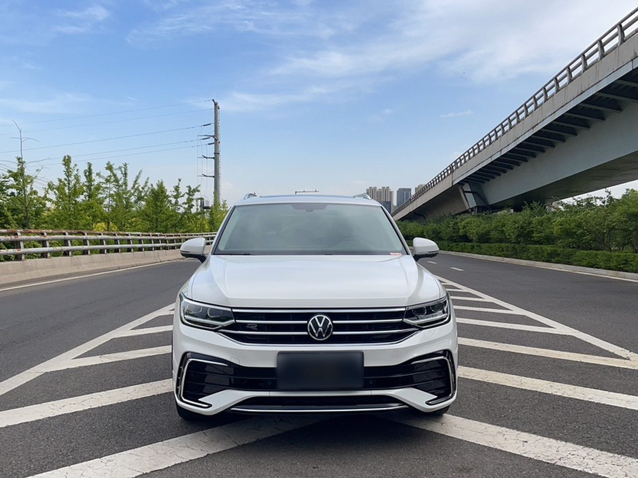 Tiguan L 2023 330TSI AT RWD R-Line photo 2